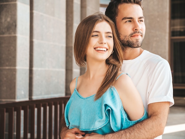 Free photo couple with sunglasses posing in the street