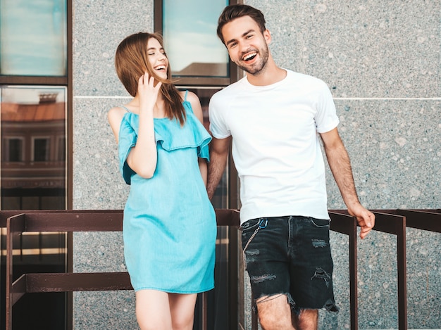 Free photo couple with sunglasses posing in the street