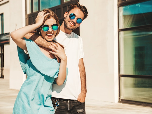 Free photo couple with sunglasses posing in the street