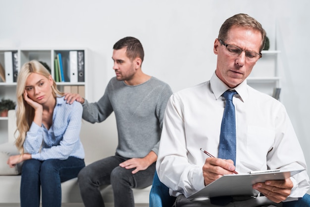 Couple with their therapist