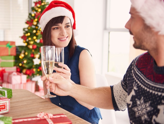 労働者のカップルはクリスマスの乾杯をしました