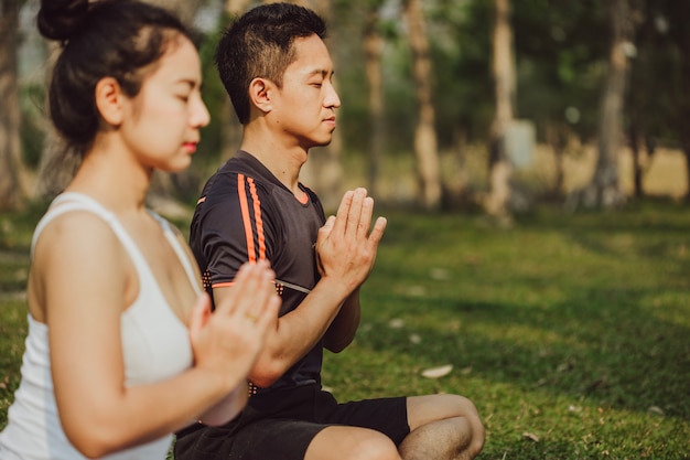 Free photo couple of young people meditating