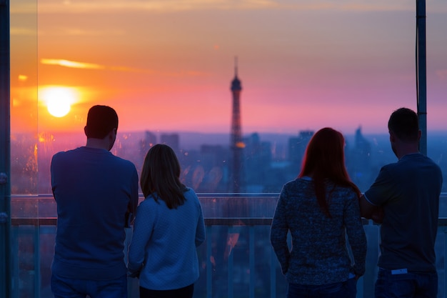 Foto gratuita coppie ammirando la torre eiffel