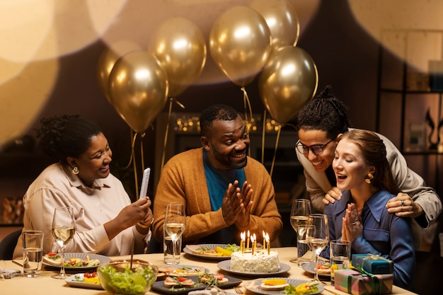 誕生日を祝うカップル