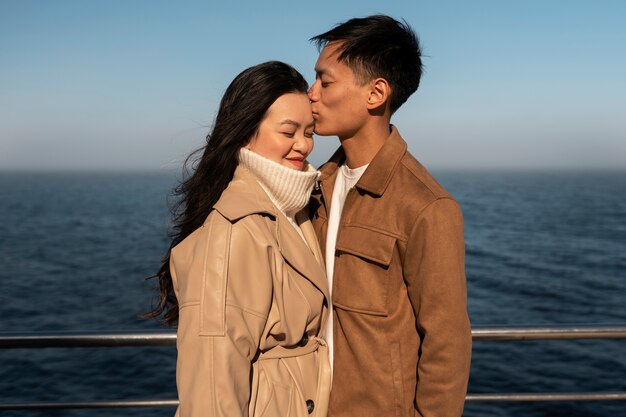 海の近くで抱き合うカップル