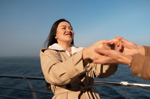 海の近くで抱き合うカップル