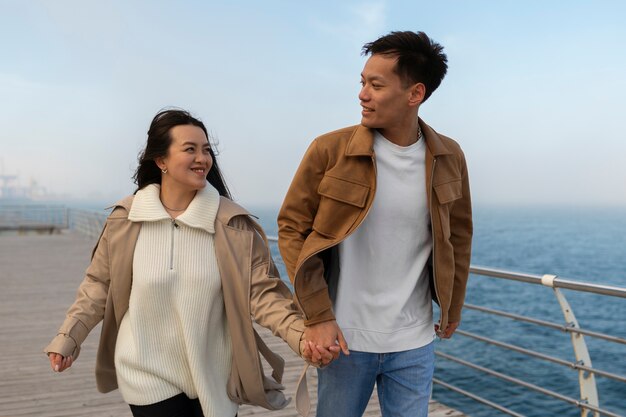 海の近くで抱き合うカップル