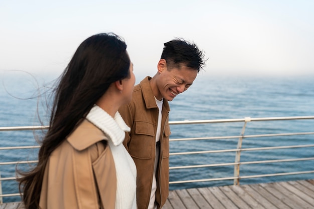 海の近くで抱き合うカップル