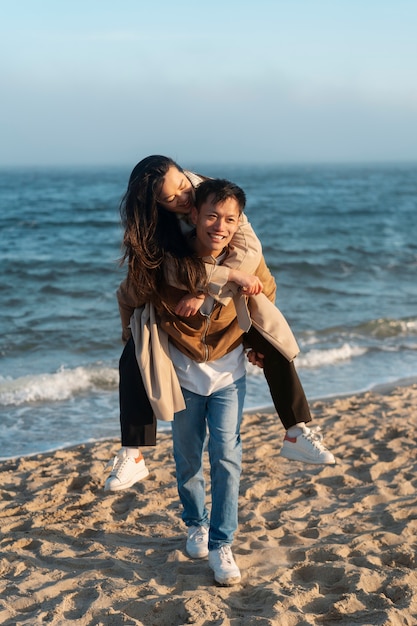 Foto gratuita coppie che si abbracciano vicino al mare