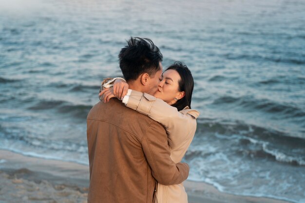 海の近くで抱き合うカップル
