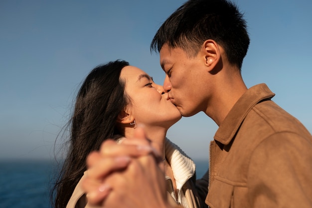 海の近くで抱き合うカップル