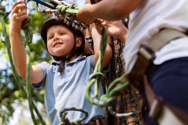 Foto gratuita bambini coraggiosi che si divertono in un parco avventura