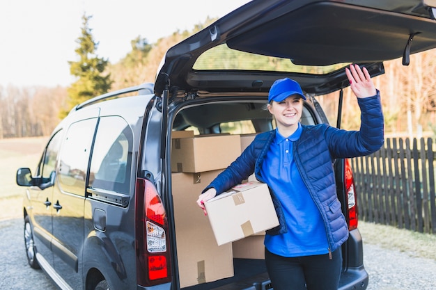 Foto gratuita il corriere è arrivato al cliente con l'ordine