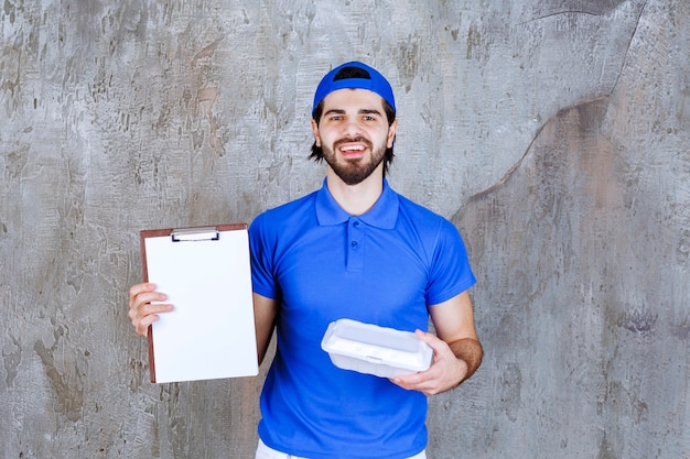 プラスチック製の持ち帰り用の箱を持って署名を求める青い制服を着た宅配便。