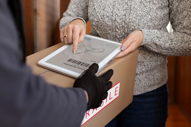 Foto gratuita corriere che consegna il pacco al cliente