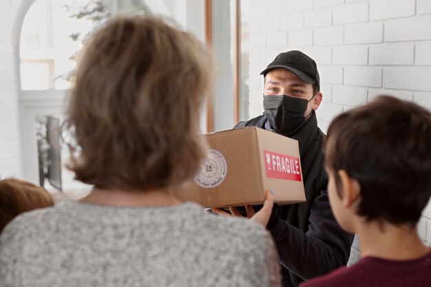 무료 사진 고객에게 소포를 배달하는 택배