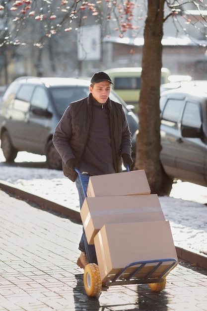 Foto gratuita corriere che fa lavori di logistica