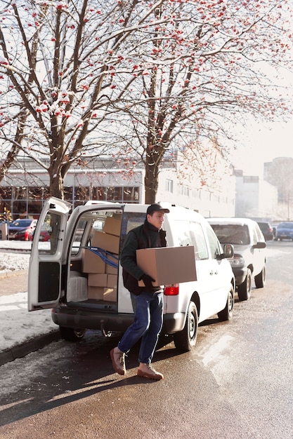 Foto gratuita corriere che fa lavori di logistica