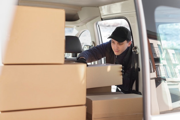 Foto gratuita corriere che fa lavori di logistica