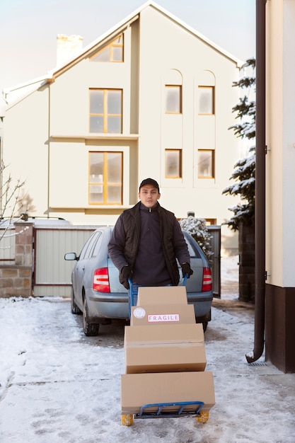 Foto gratuita corriere che fa lavori di logistica