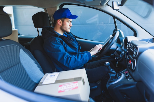 車でタブレットを使用している宅配便