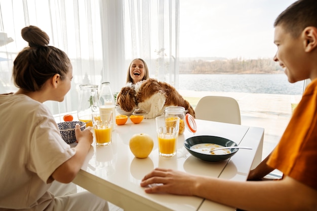 Foto gratuita cugini che trascorrono del tempo insieme a casa e fanno colazione