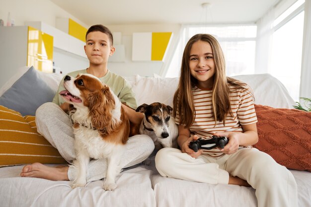 Кузены проводят время вместе дома и играют в видеоигры