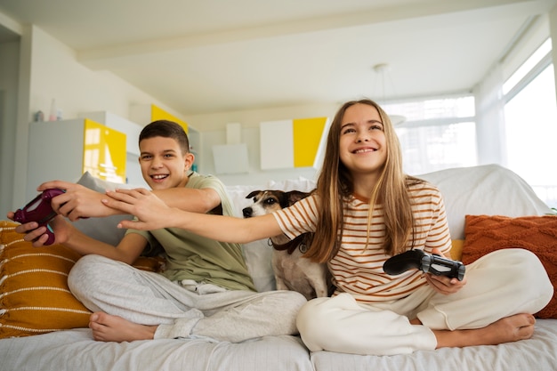 Free photo cousins spending time together at home and playing video games