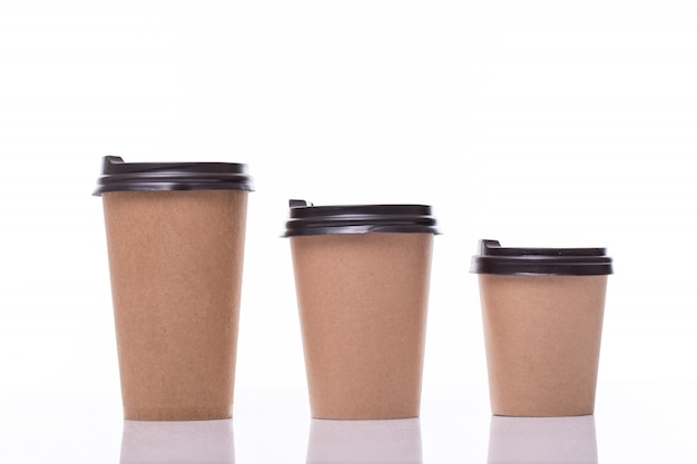 覆われた紙のコーヒーカップの異なるサイズの白で隔離