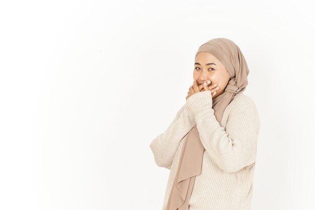 白い背景で隔離のヒジャーブを身に着けている美しいアジアの女性の口を覆う恥ずかしがり屋のジェスチャー Premium写真