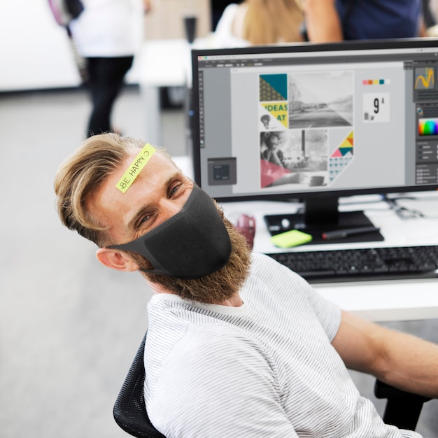 Free photo covid 19, employee in the new normal wearing mask