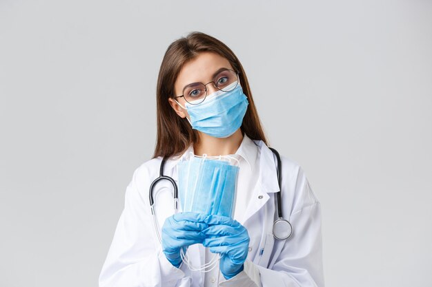 Covid-19, 바이러스, 건강, 의료 종사자 및 검역 개념을 예방합니다. 전문 의사, 개인 보호 장비를 착용한 의사는 의료 마스크를 사용하고 스크럽을 착용할 것을 권장합니다