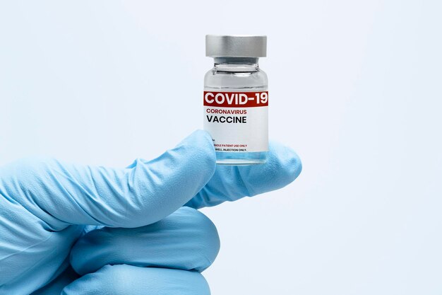 科学者の手にあるCOVID-19ワクチンボトル