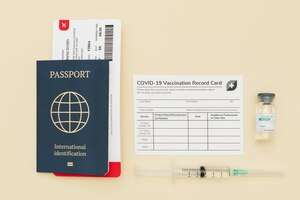 Бесплатное фото Сертификат вакцины covid-19 с разрешением на поездку в паспорт