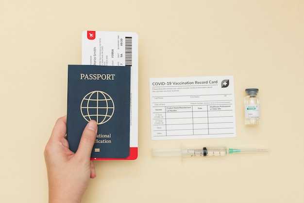 Foto gratuita certificato di vaccinazione covid-19 con permesso di viaggio passaporto