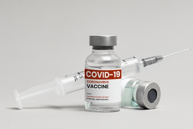 주사기가있는 COVID-19 백신 주사 유리 병