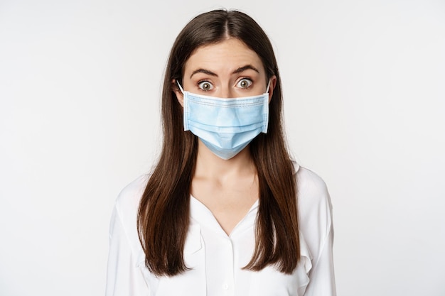 Бесплатное фото Концепция covid и пандемии молодая офисная женщина в медицинской маске во время социального дистанци...