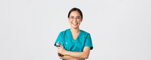 코비드 코로나바이러스 질병 의료 종사자 컨셉은 자신감 있는 행복한 아시아 여성 의사 의사입니다.