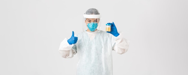 Медицинские работники с коронавирусной болезнью Ковида видят серьезного сотрудника технической лаборатории, вид сбоку