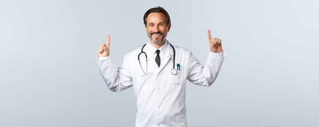 코비드 코로나바이러스 발병 의료 종사자와 전염병 개념 W에서 쾌활한 웃는 남성 의사 ...