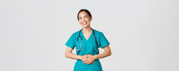 Covid医療従事者のパンデミックの概念幸せなかなりアジアの女性医師のスクラブhavin ...
