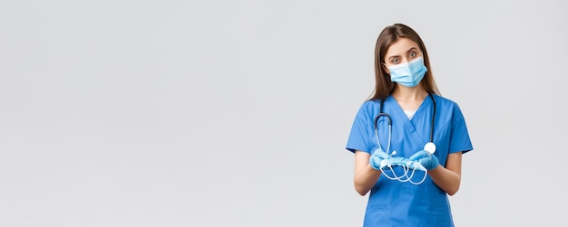 Ковид, предотвращающий вирус, медицинские работники и концепция карантина, привлекательная медсестра в б