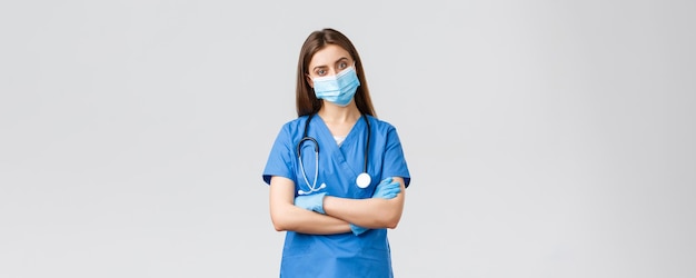 Ковид, предотвращающий вирус, медицинские работники и концепция карантина определили женщину-медсестру или е