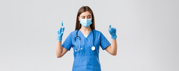 Ковид, предотвращающий вирус, медицинские работники и концепция карантина, женщина-медсестра или врач в бл