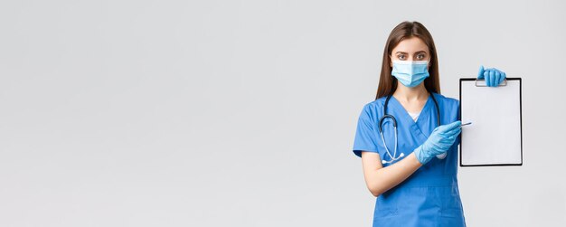Ковид, предотвращающий вирус, медицинские работники и концепция карантина, серьезно выглядящая женщина-медсестра