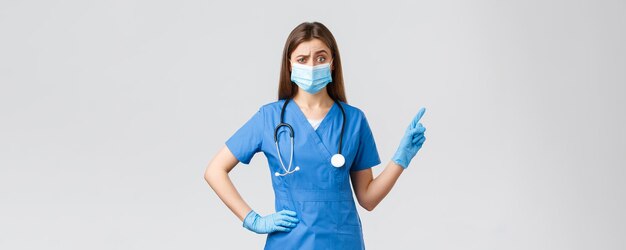 ウイルスの健康医療従事者を防ぐCovidと検疫の概念懐疑的で不快な女性