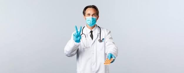 Медицинские работники по профилактике вируса covid и доктор концепции вакцинации в медицинской маске и перчатках ...