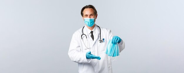 Медицинские работники по профилактике вируса Covid и концепция вакцинации веселый врач в клинике, одетый в ...