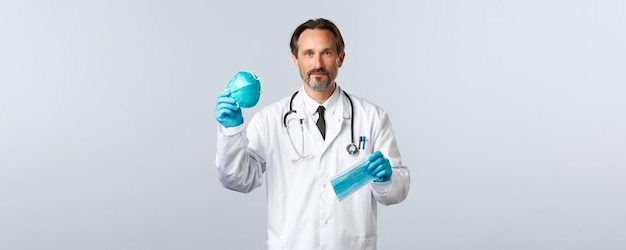 Медицинские работники по профилактике вируса Covid и доктор концепции вакцинации в перчатках и белом халате экс ...