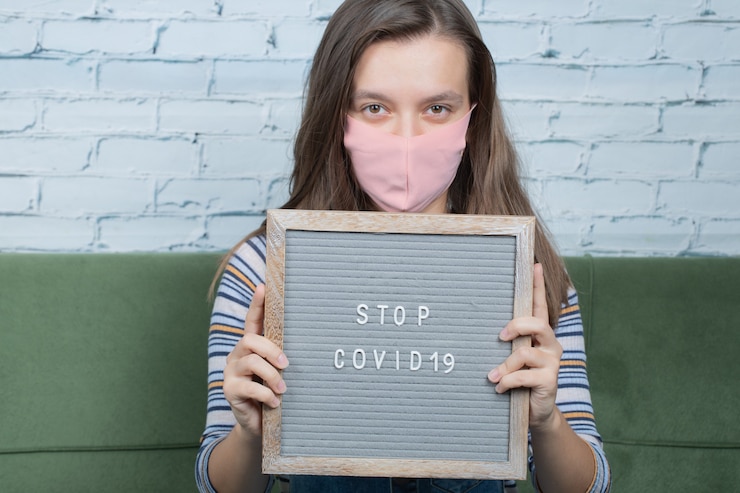 Бесплатный Фотография плакаты и цитаты протестующих против пандемии, связанные с covid.